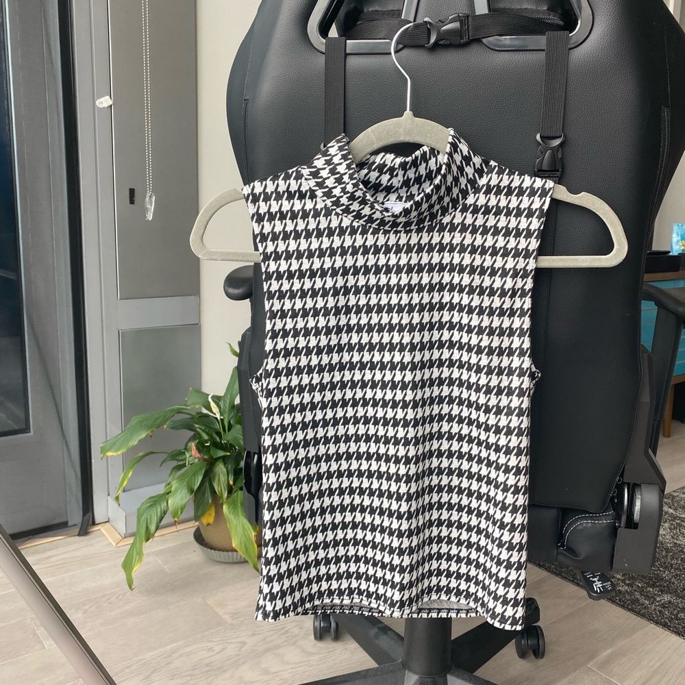 Houndstooth pattern knit turtleneck tank